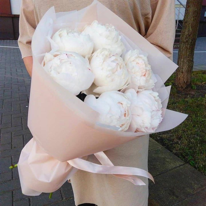 Букет белых пионов в Якутске