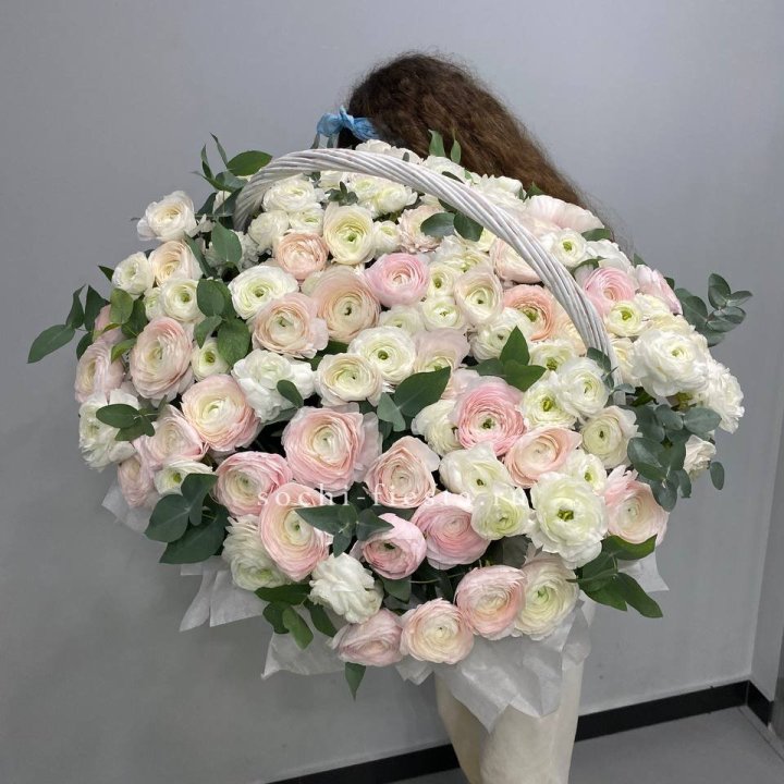 Ранункулюсы в корзине в Якутске