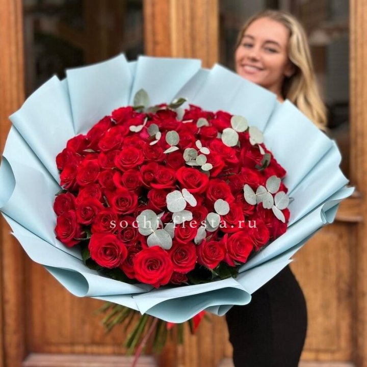 101 красная роза с эвкалиптом в Якутске