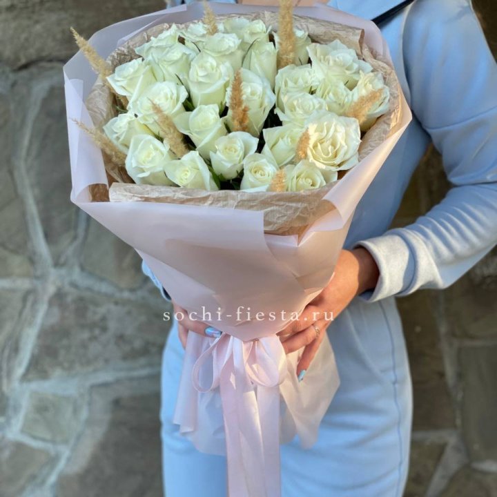 25 белых роз с сухоцветами в Якутске