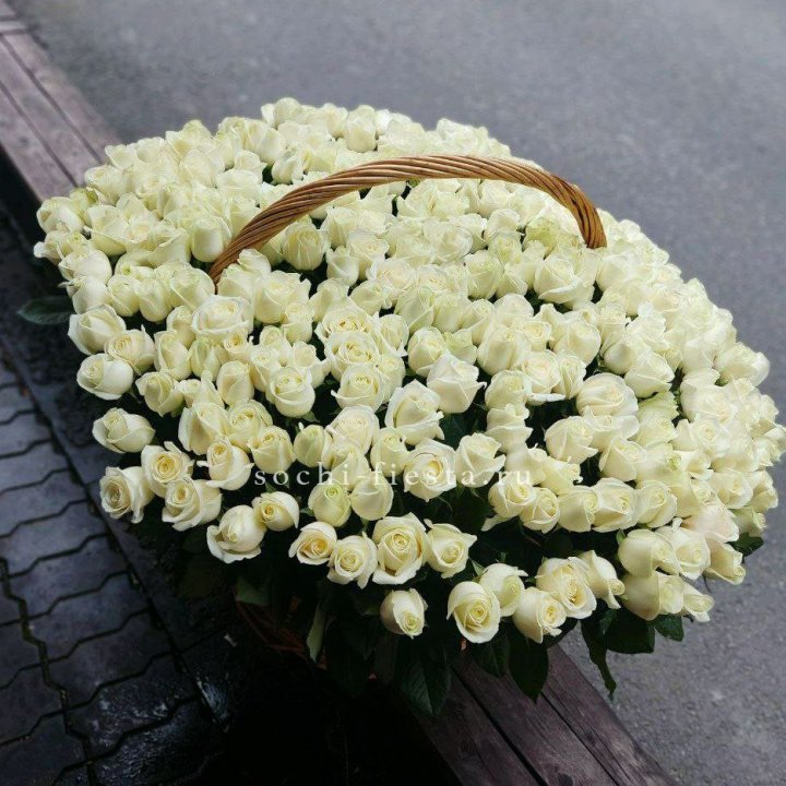 303 розы в корзине в Якутске