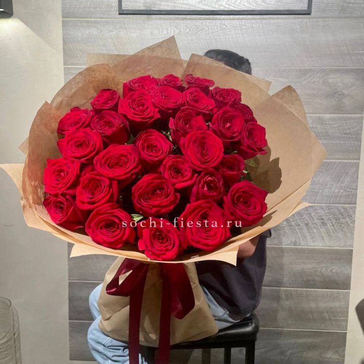 37 красных роз в крафте в Якутске