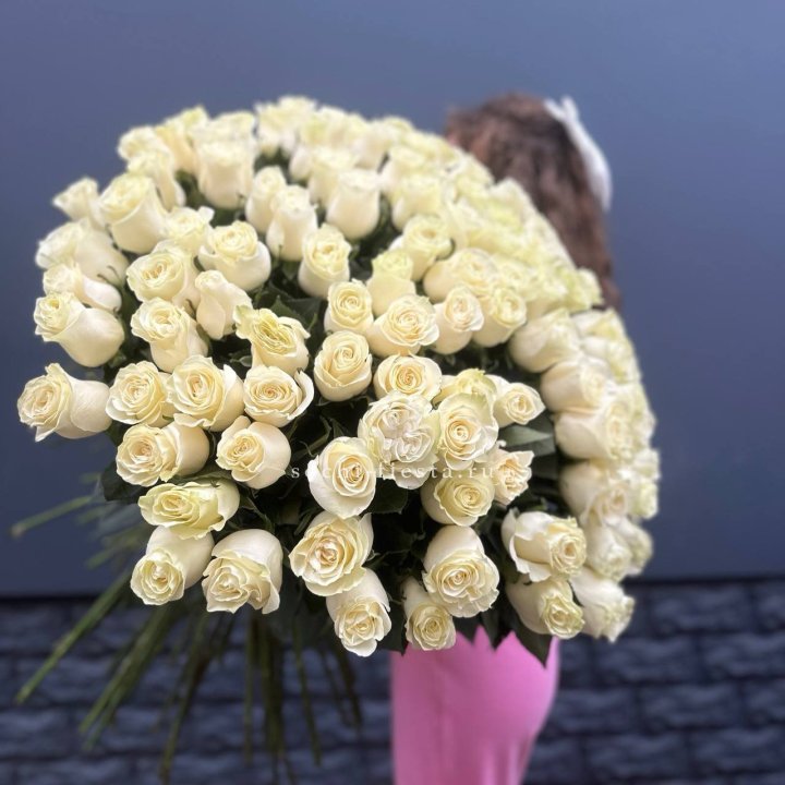 101 белая высокая импортная роза под ленту в Якутске