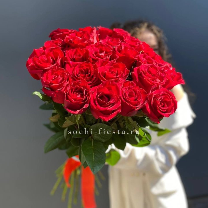 25 высоких красных роз в Якутске