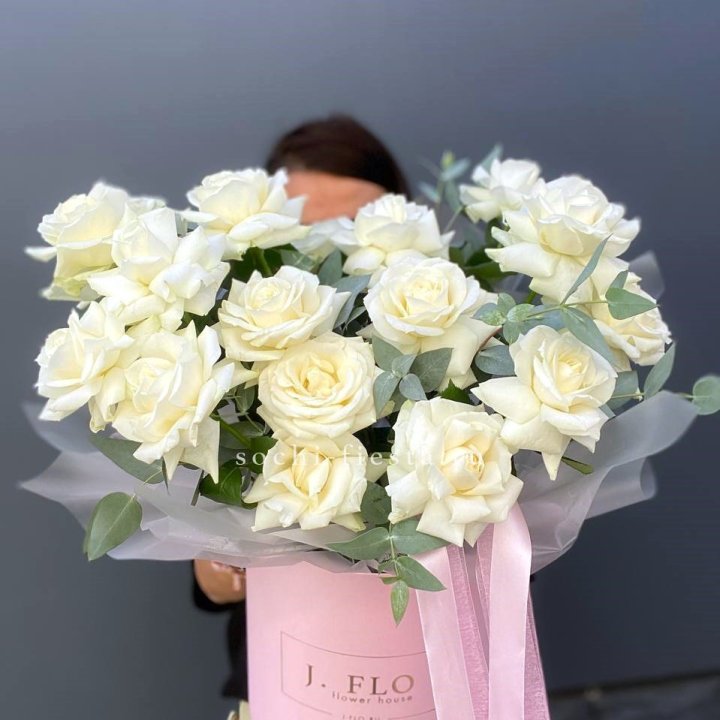 17 Французских белых роз в боксе в Якутске