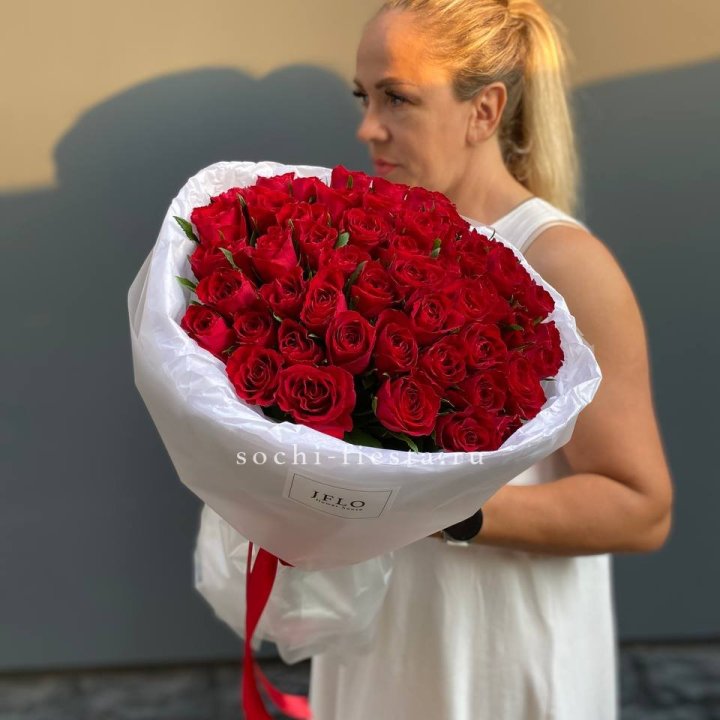 51 роза мадам ред в нежном оформлении в Якутске