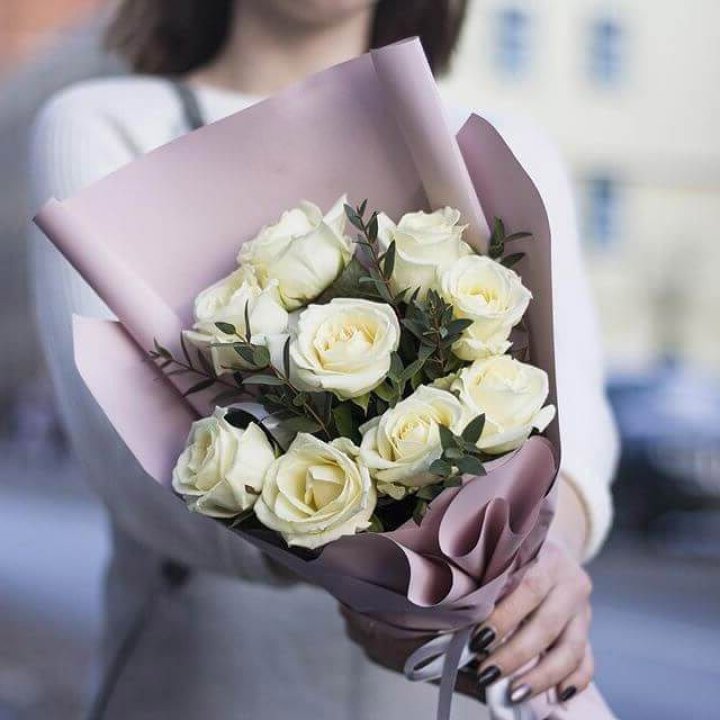 9 белых  роз "Минт" в Якутске
