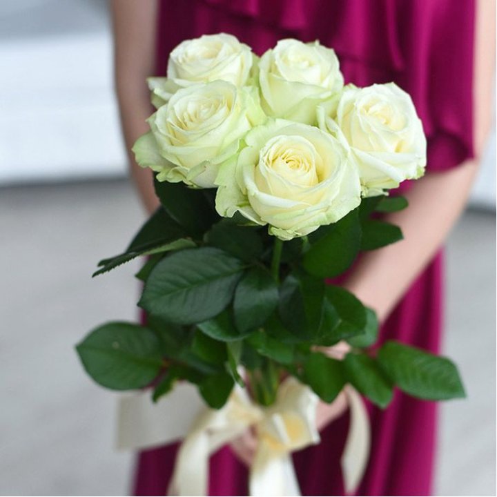 5 белых роз в Якутске