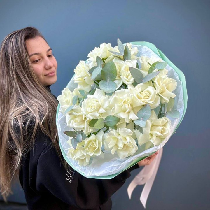 15 Белых французских роз "Ноте бьянка" в Якутске