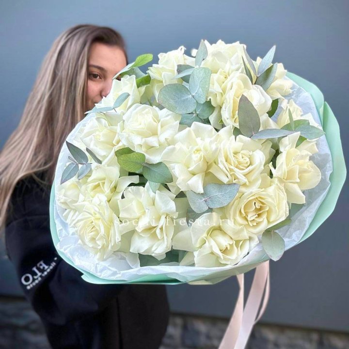 19 Белых французских роз "Ноте бьянке" в Якутске