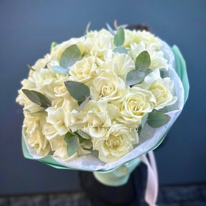 25 Белых французских роз "Ноте бьянка" в Якутске