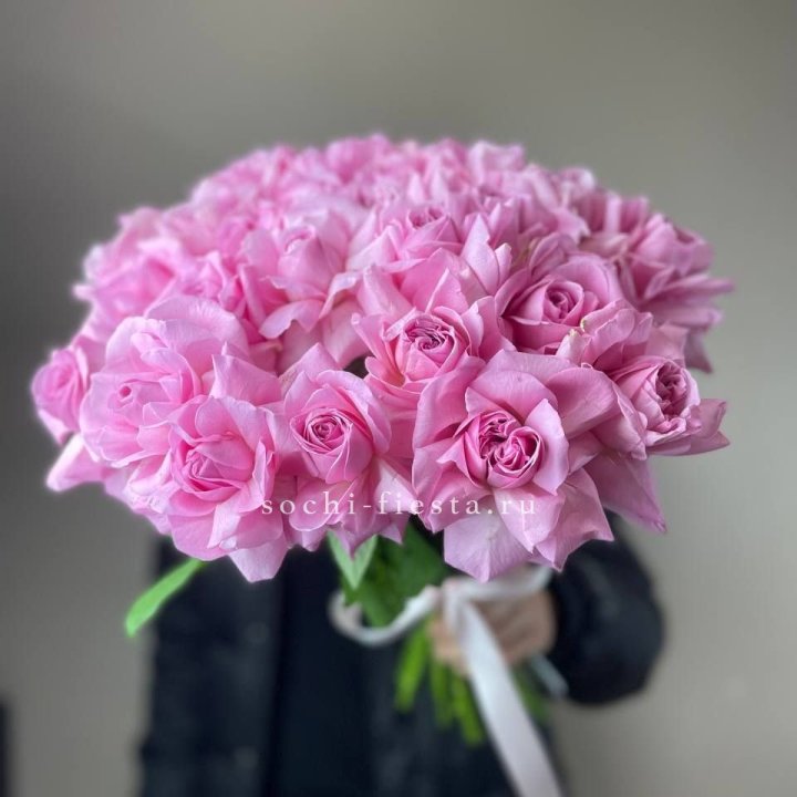 25 розовых французских роз в Якутске