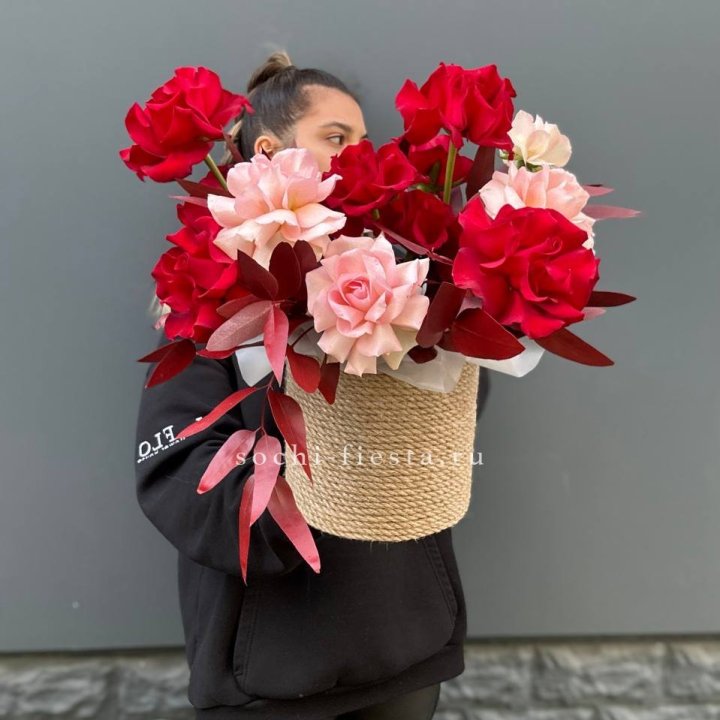 15 Французских роз в джутовом кашпо в Якутске