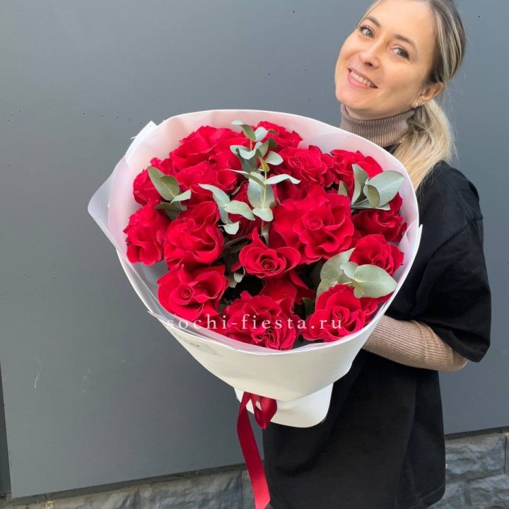 17 Красных французских роз в Якутске
