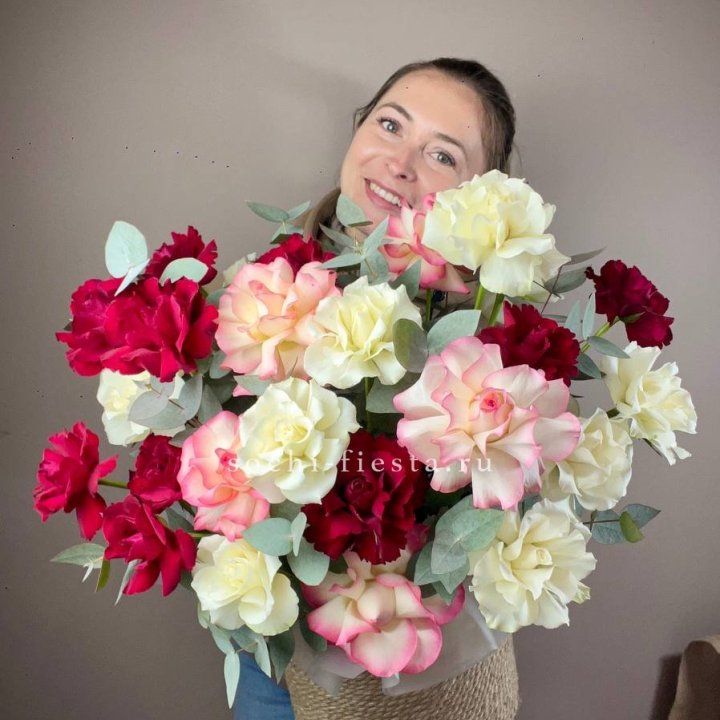 35 французских роз микс в джутовом боксе в Якутске