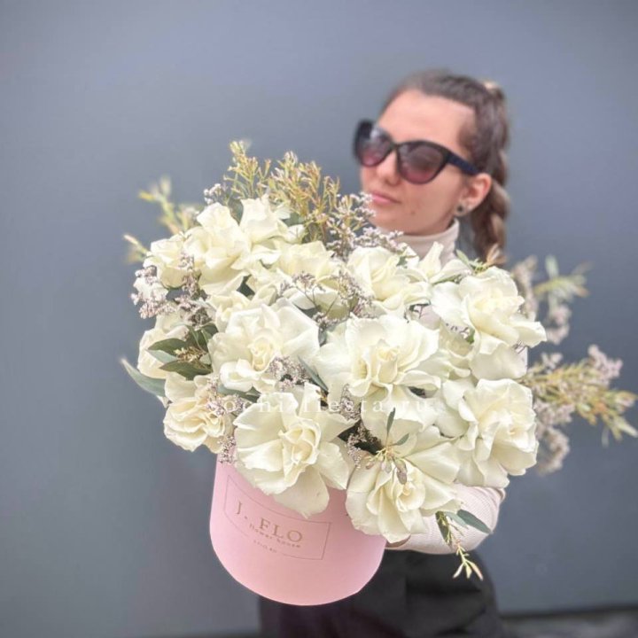 17 Французских белых роз в коробке Афина в Якутске