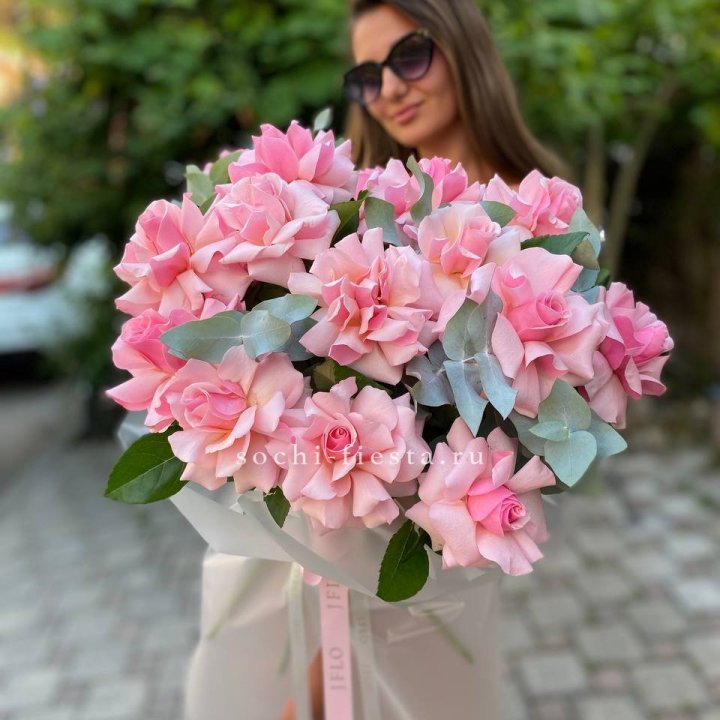 17 Розовых  французских роз в Якутске