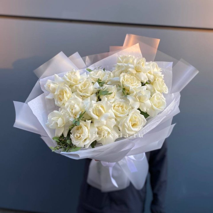 Пышный букет из белых роз в Якутске