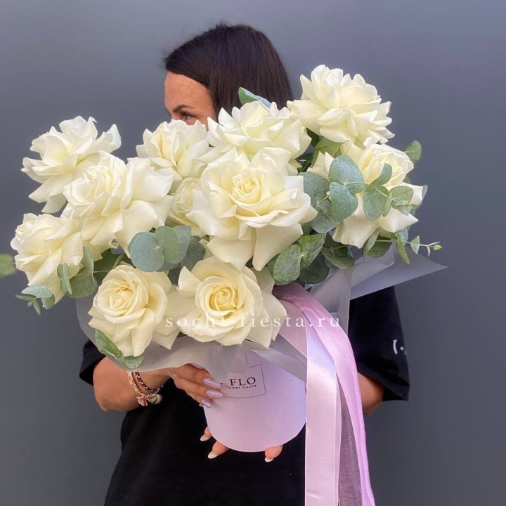 11 Французских белых роз в боксе в Якутске