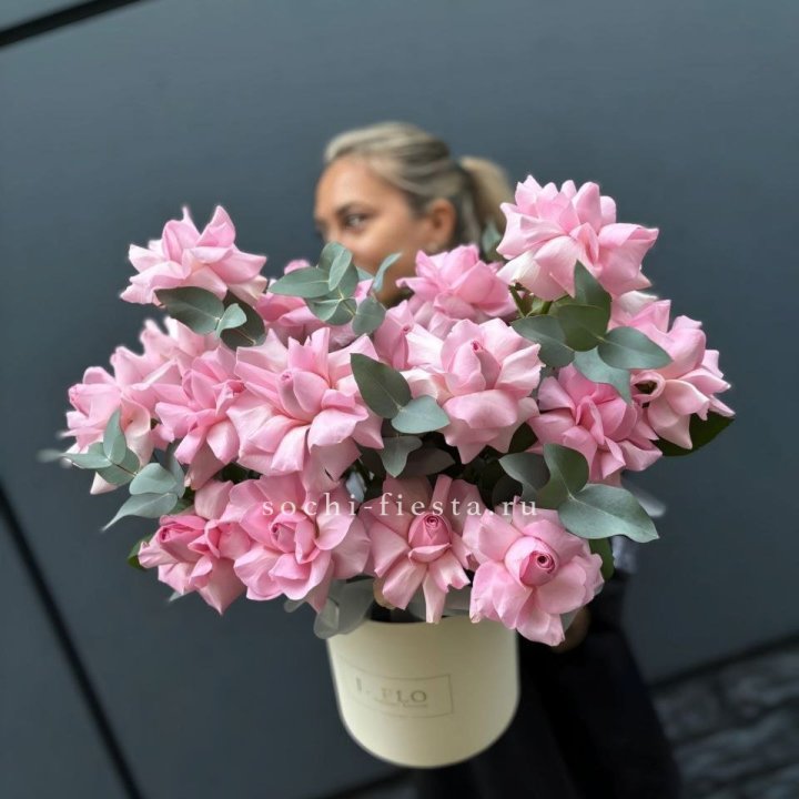 17 Розовых французских роз в боксе в Якутске