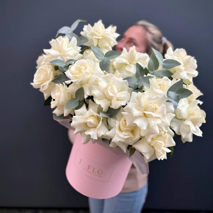 25 Французских белых роз в боксе в Якутске