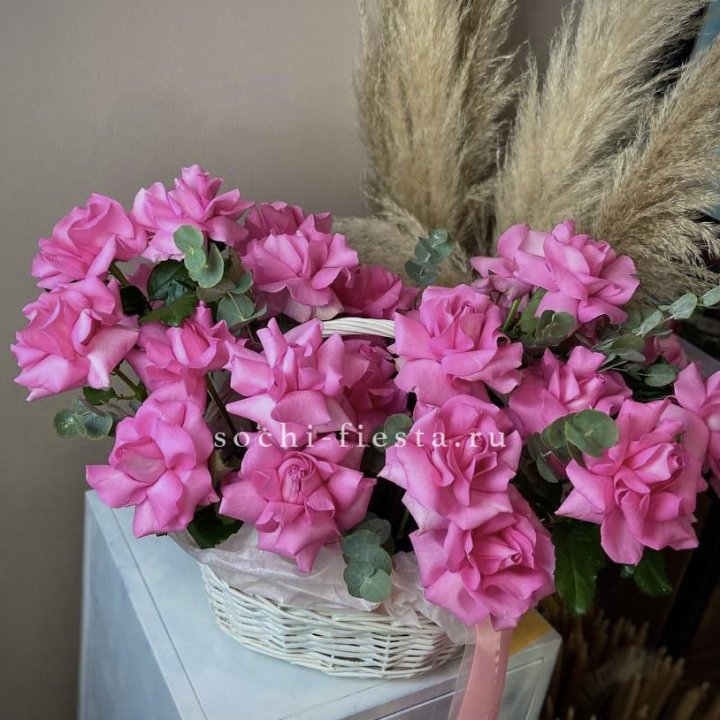 25 роз в цветочной корзине Пинк в Якутске