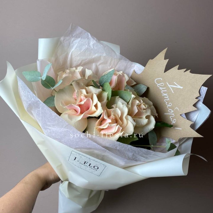 Букет кремовых роз к дню знаний в Якутске