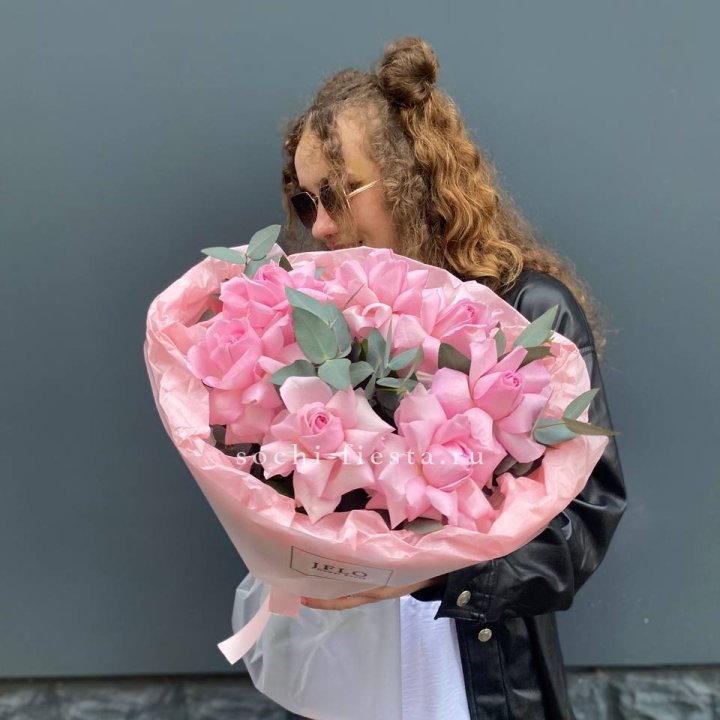 7 розовых роз в Якутске