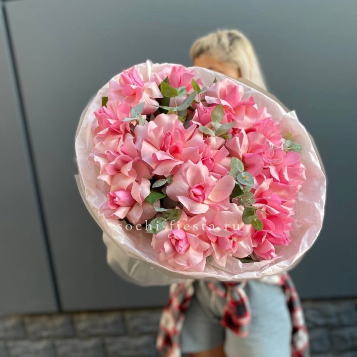 17 розовых роз в Якутске