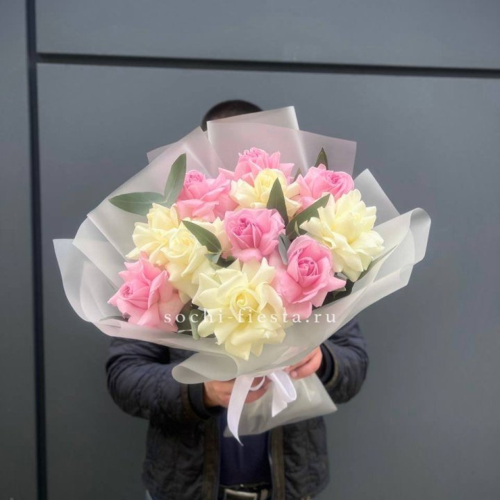 11 бело-розовых роз в Якутске