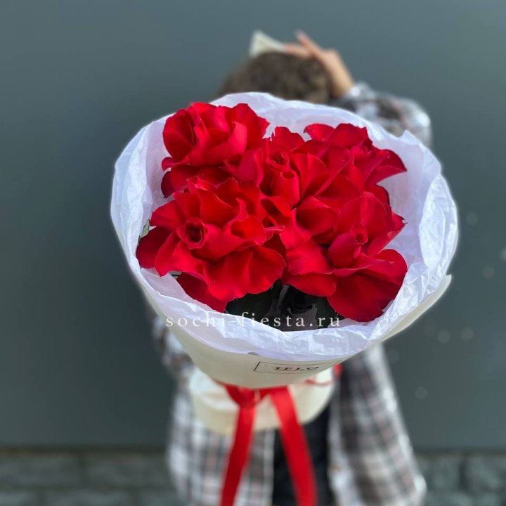 5 французских красных роз в Якутске