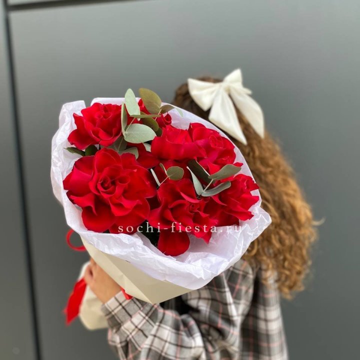 7 красных французских роз в Якутске