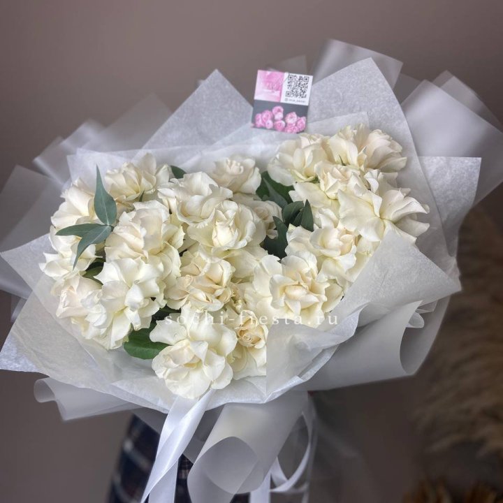 21 французских роз с эвкалиптом в Якутске