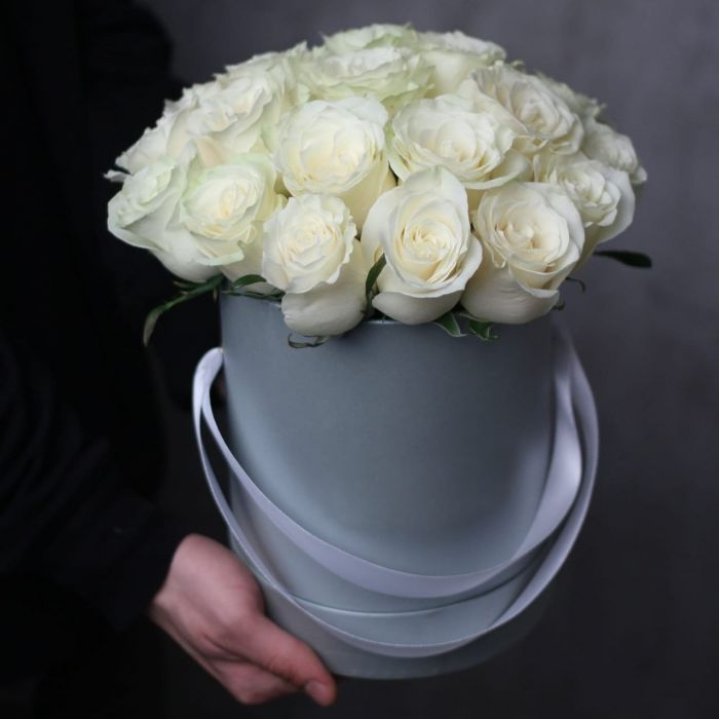 15 белых роз в цилиндре в Якутске