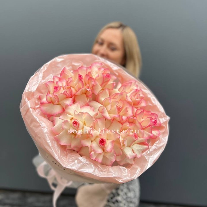 9 французских роз Джумилия в нежном оформлении в Якутске