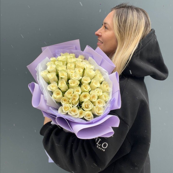 51 белая кенийская роза в оформлении в Якутске