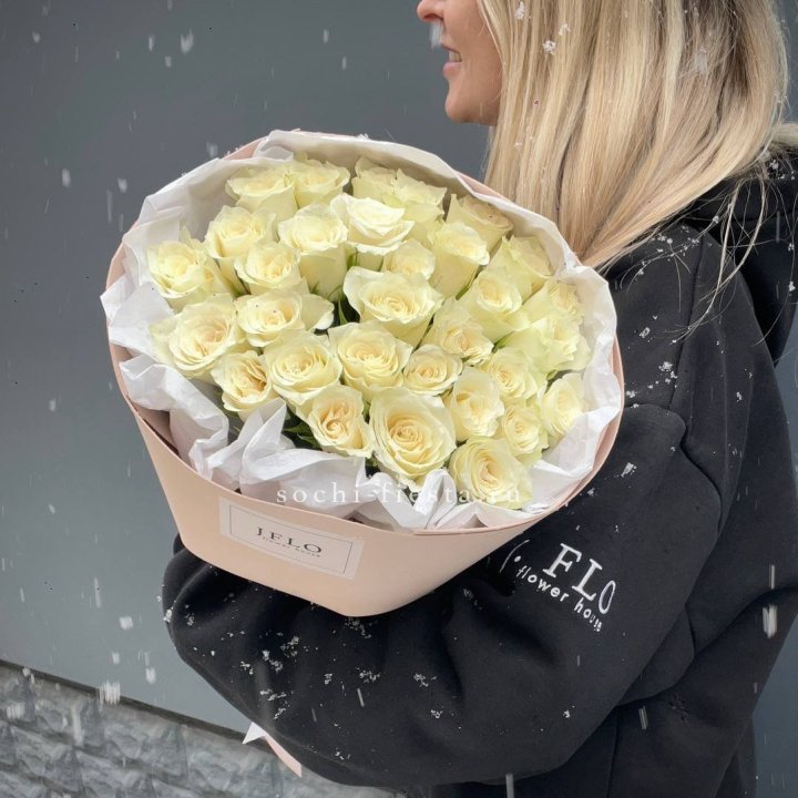 31 белая роза в оформлении в Якутске