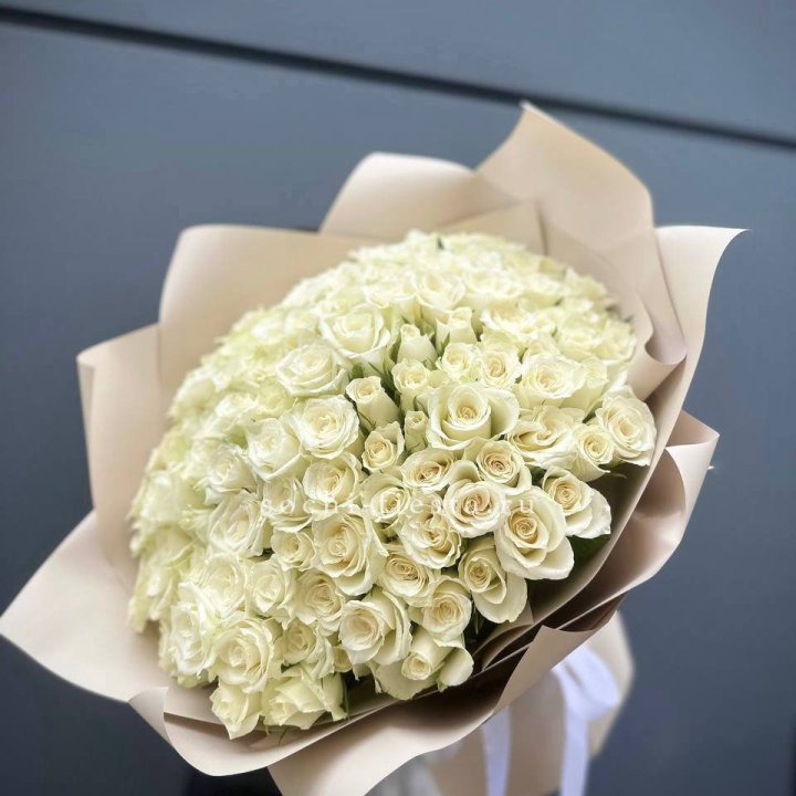 101 белая роза Атена в Якутске