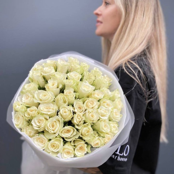 Воздушный букет из 51 белой кенийской розы в Якутске