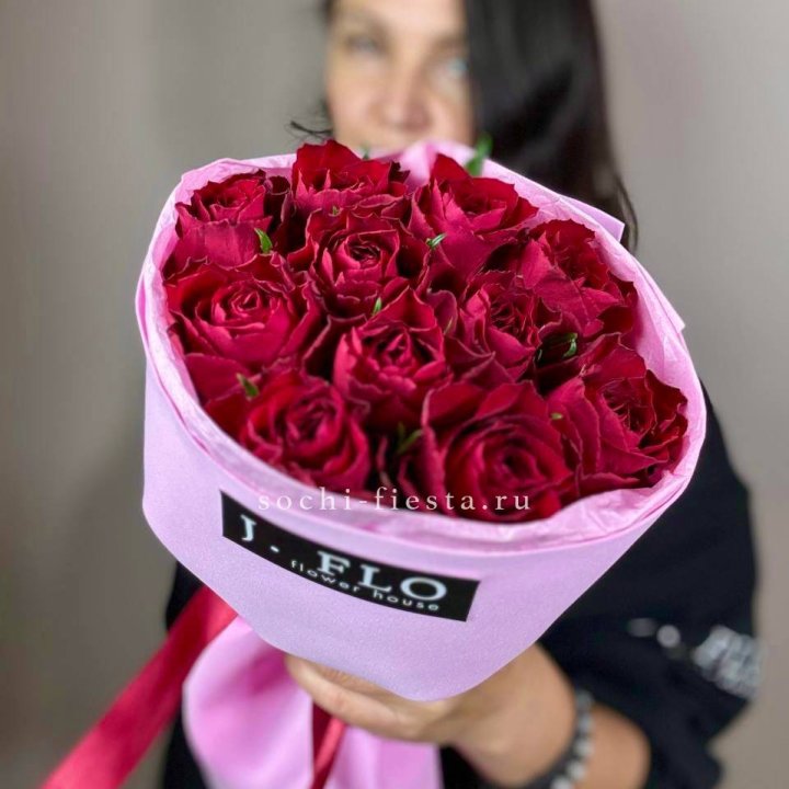 11 красных роз мадам ред в Якутске