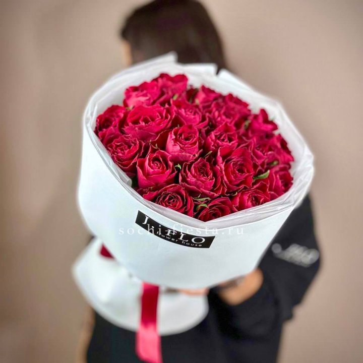 Букет красных роз мадам ред в Якутске