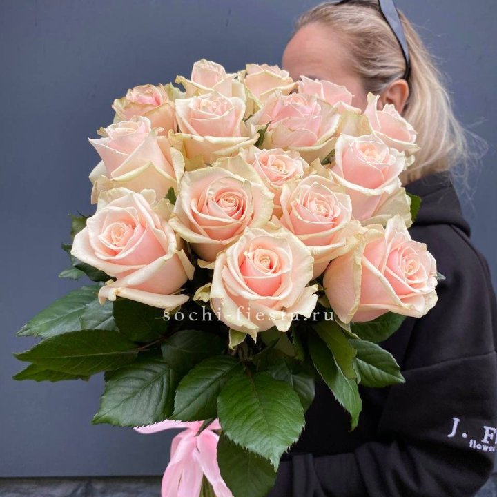 15  кремовых высоких роз в Якутске