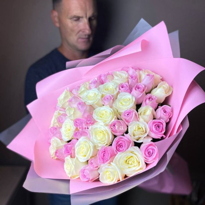 51 белых и розовых роз в Якутске