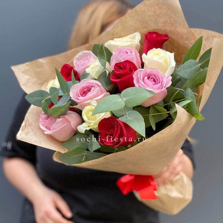 Букет из 15 роз с эвкалиптом в Якутске