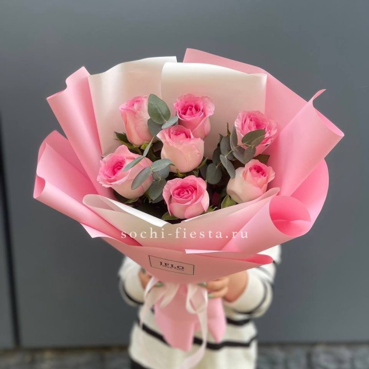 7 роз с эвкалиптом в Якутске