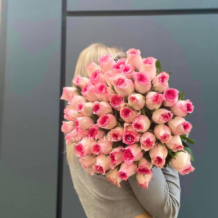 51 розовая роза в Якутске