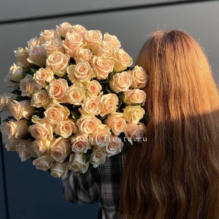 Охапка кремовых роз в Якутске