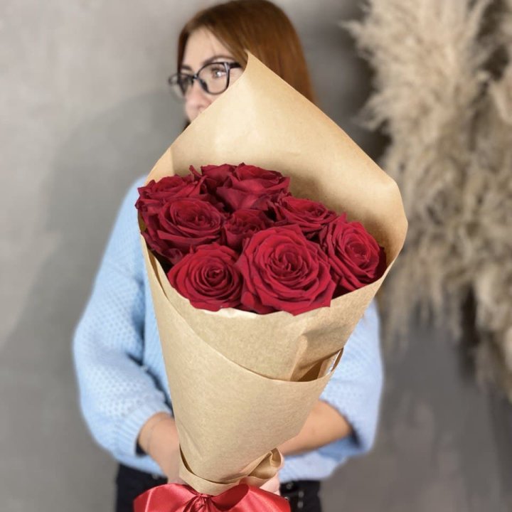 9 красных роз в крафте в Якутске
