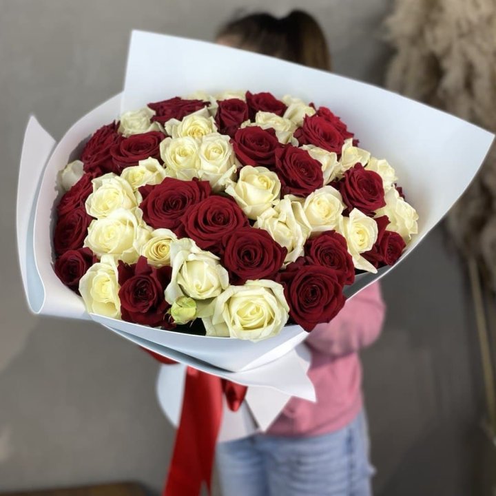51 красная и белая роза в Якутске