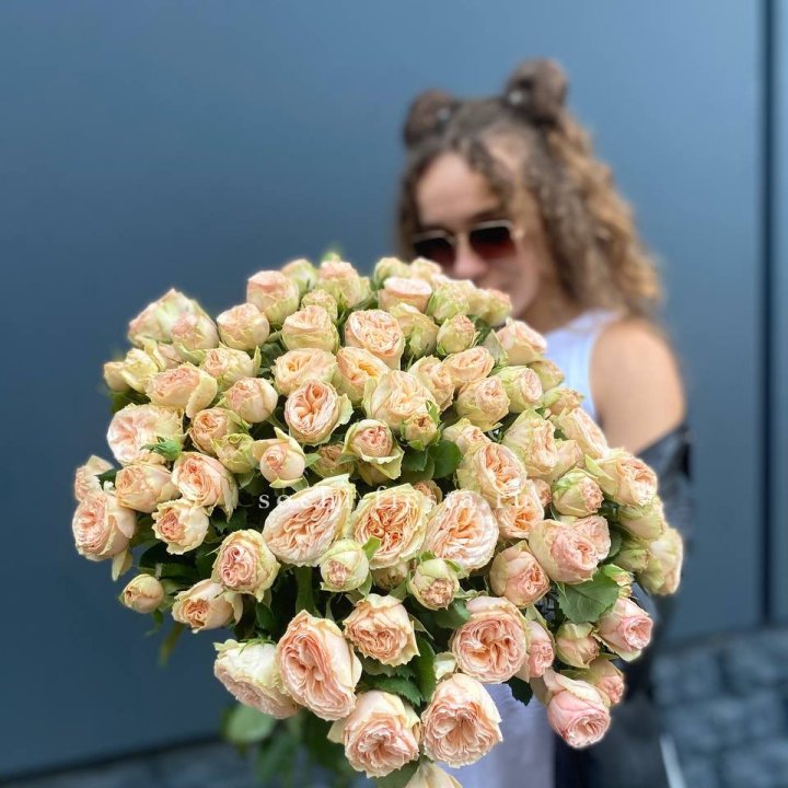 25 пионовидных роз в Якутске